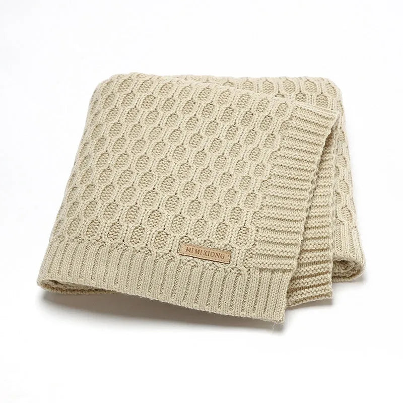 Solid colour acrylic infant blanket with three-dimensional lines pattern, sized 70 by 90 cm.