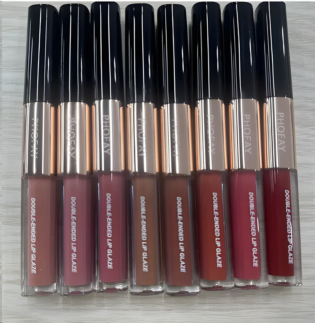 C-L021 double-head non-stick lip gloss in choice of eight colours with two applicator tips.