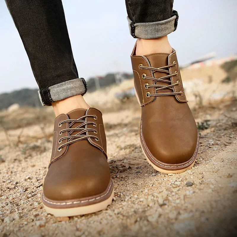 Men's black mid-top leather-look Tide British boots with a flat style and rubber sole.