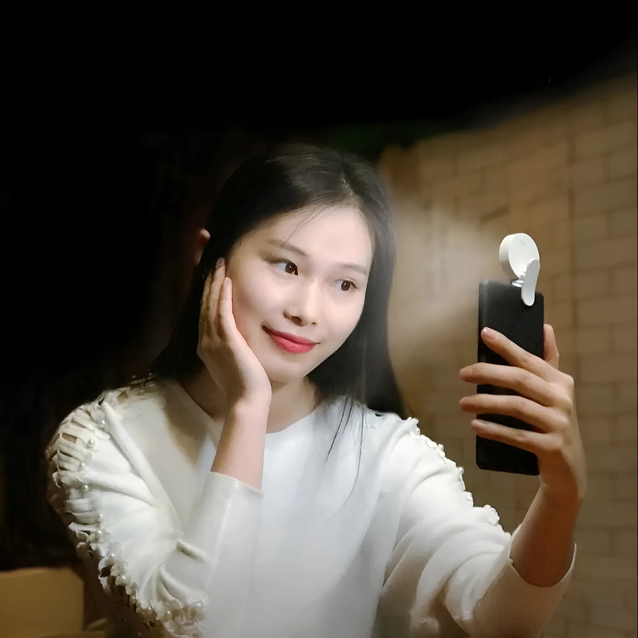 White USB-powered selfie fill light for mobile phones with three-level dimming and nine LED beads.