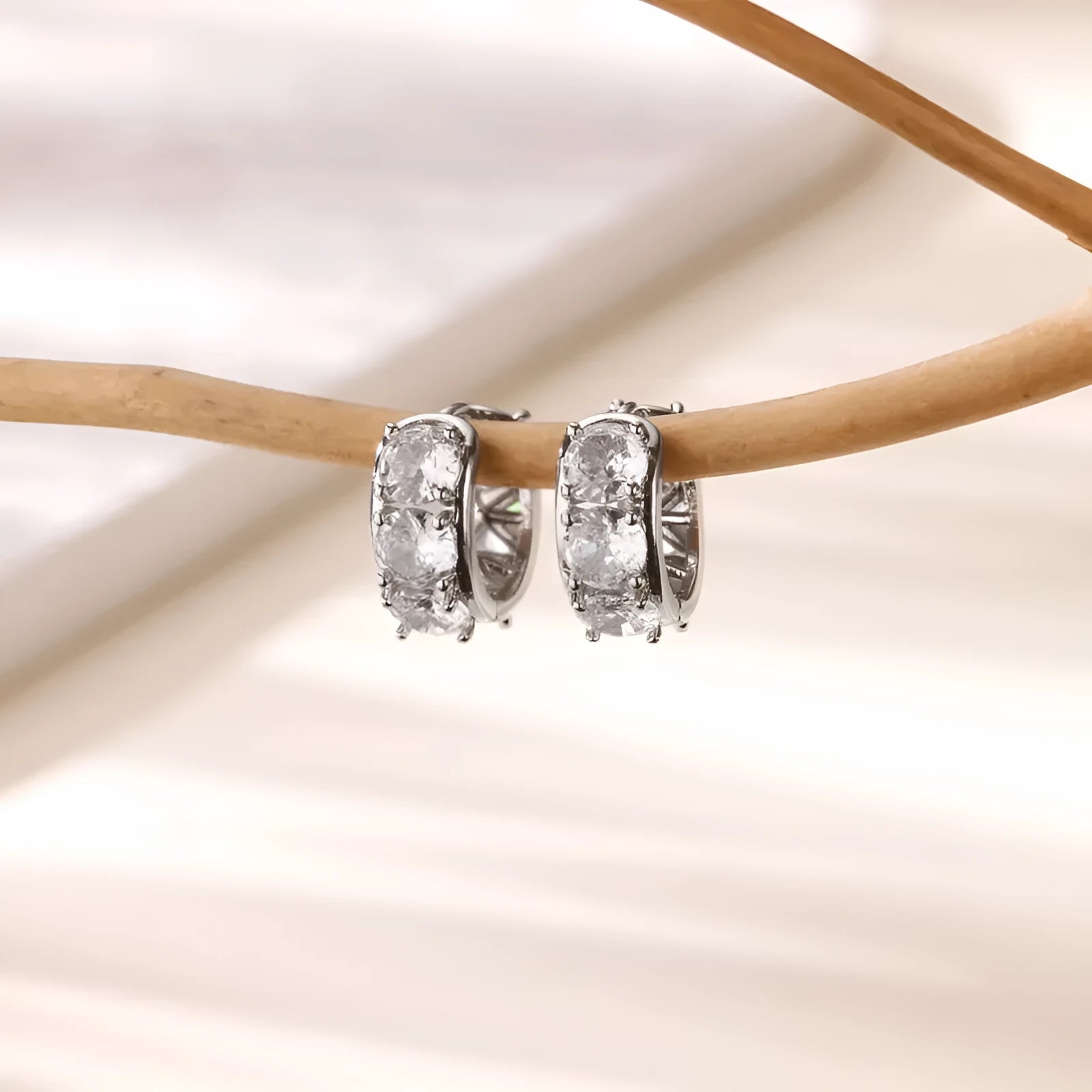 A pair of women's U-shaped clip-on earrings in stainless steel with zircon stones, colour E5772P.
