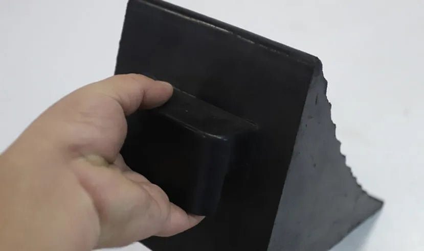 Portable car anti-slip retainer triangle made of rubber and plastic for ramp use, sizes 10x10x16cm and 21x11x10cm.