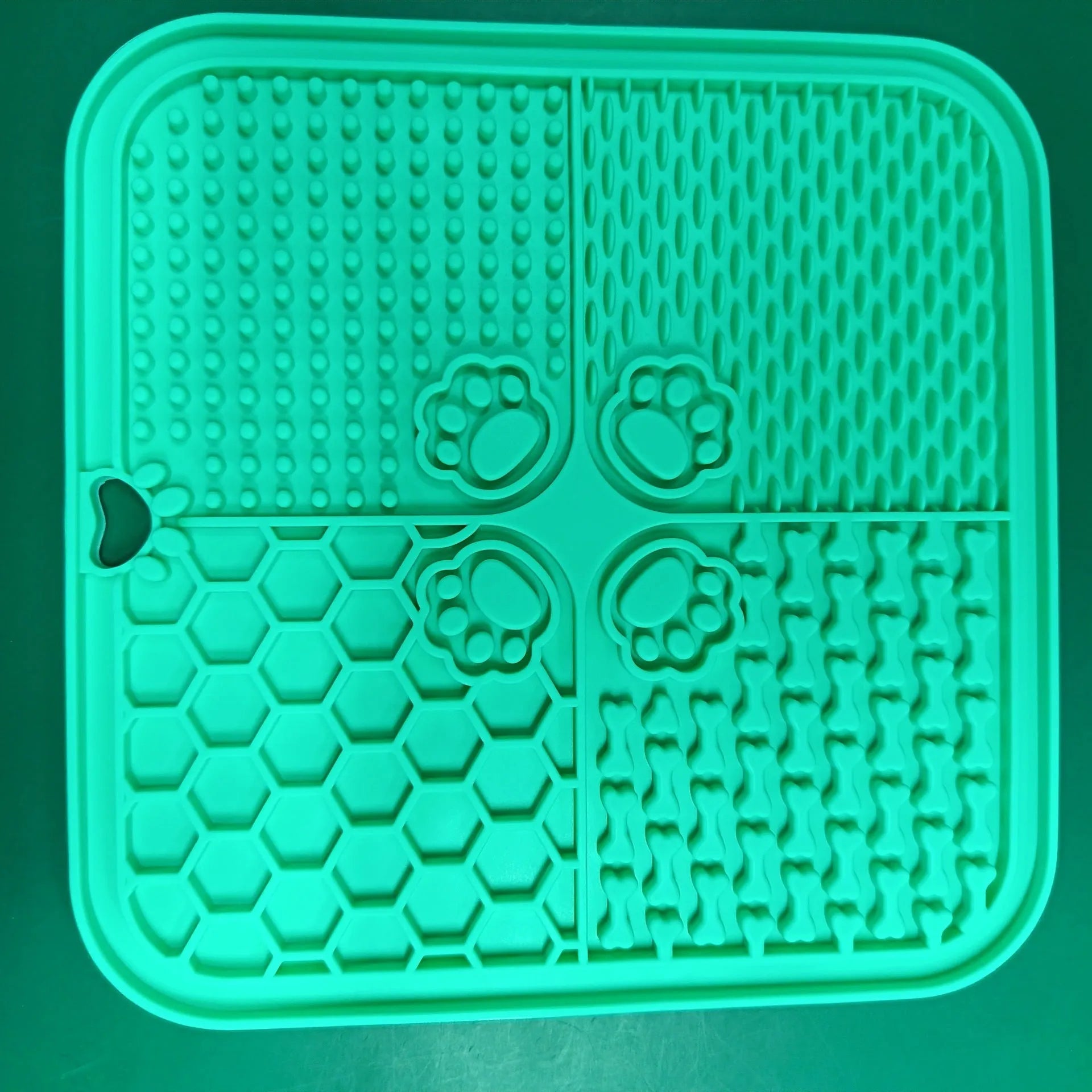 Silicone dog slow food mat in black with raised ridges to slow eating, anti-scatter design