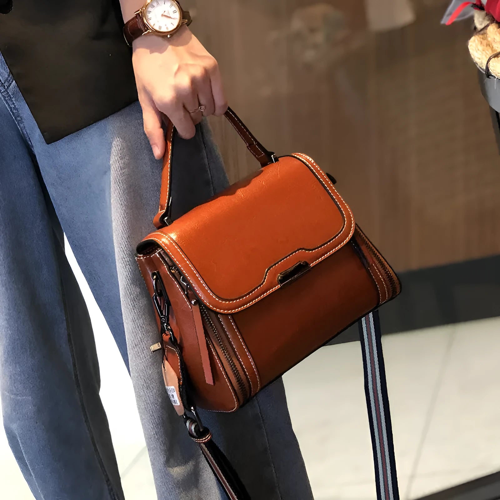 Genuine leather women's vintage messenger bag with multiple internal compartments in caramel colour