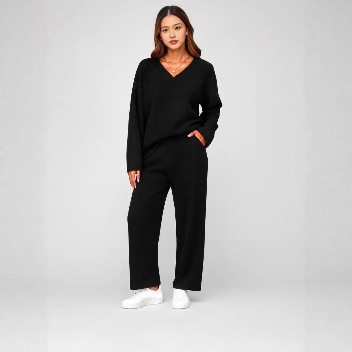 V-neck two-piece pajama set with long sleeves and pocketed trousers in solid colours, sizes S to 4XL