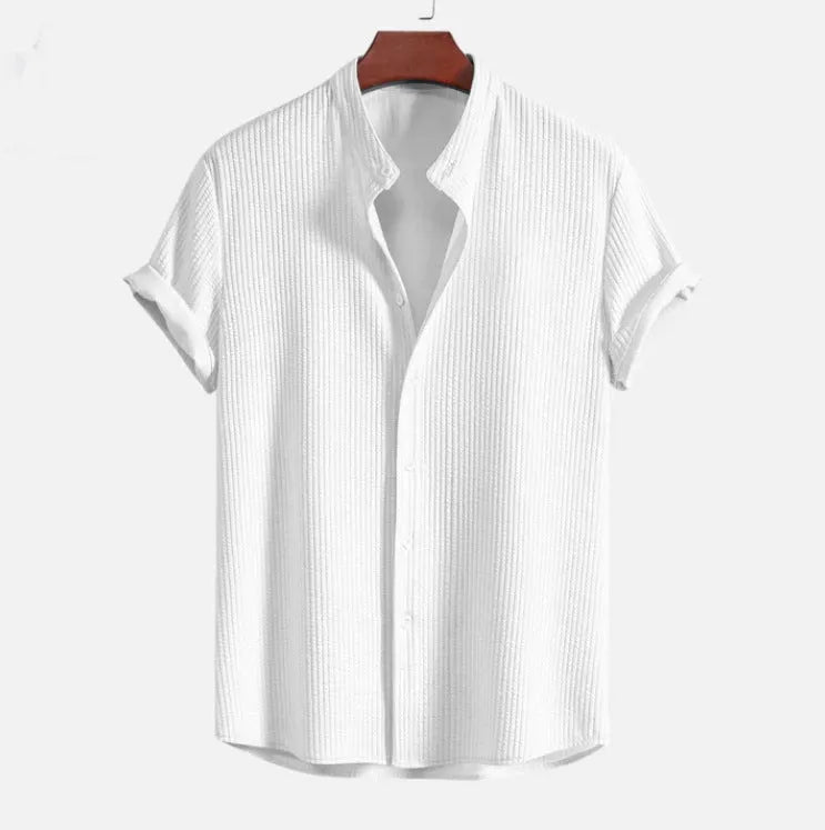 Men's loose-fitting short sleeve summer shirt in a solid colour, made from polyester.