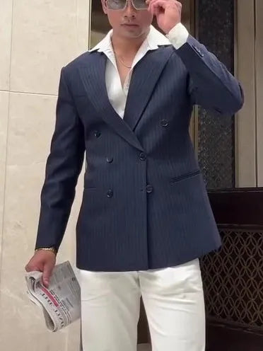 Man wearing a classic striped double breasted blazer in regular fit