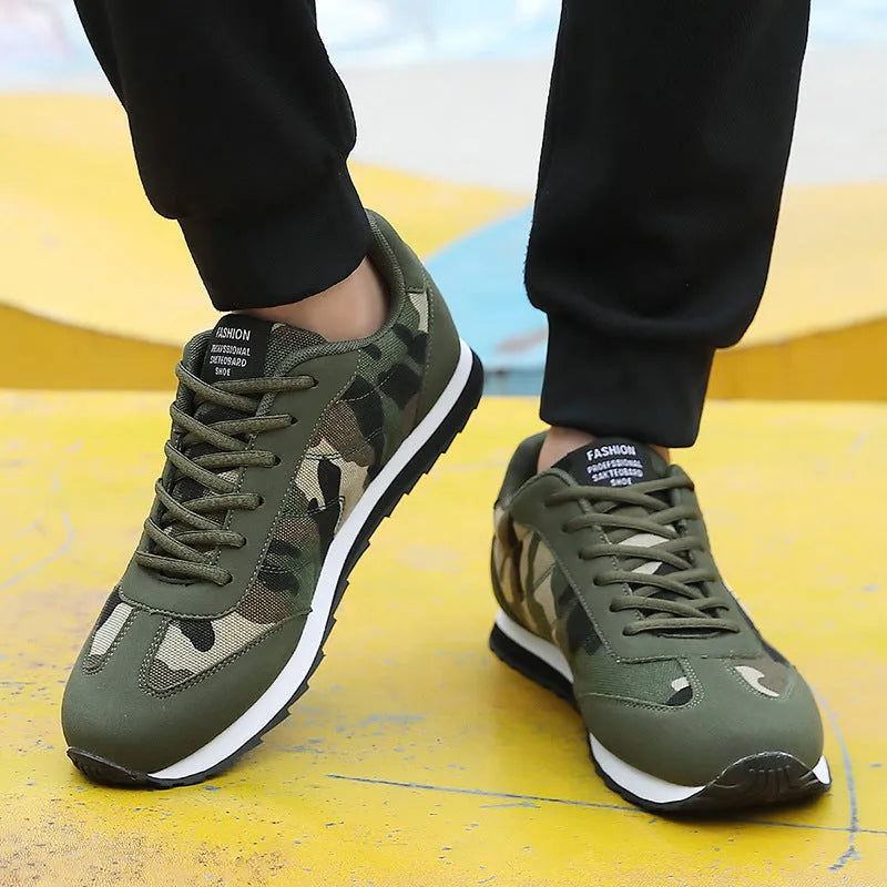 Camouflage pattern low-top running shoes with suede upper and mesh lining for outdoor sports