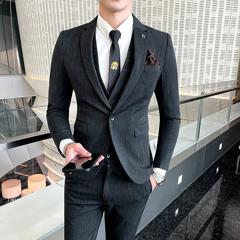 Men's slim fit business suit in British casual style with cotton blend fabric