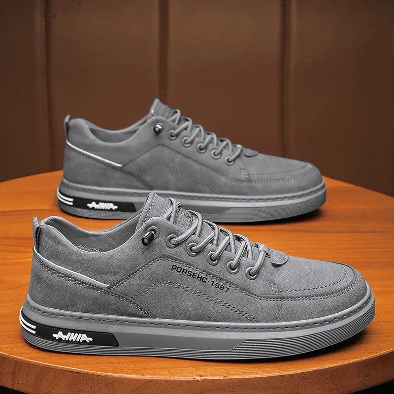 Men's waterproof construction shoes with rubber sole in khaki colour, low-top design with round toe