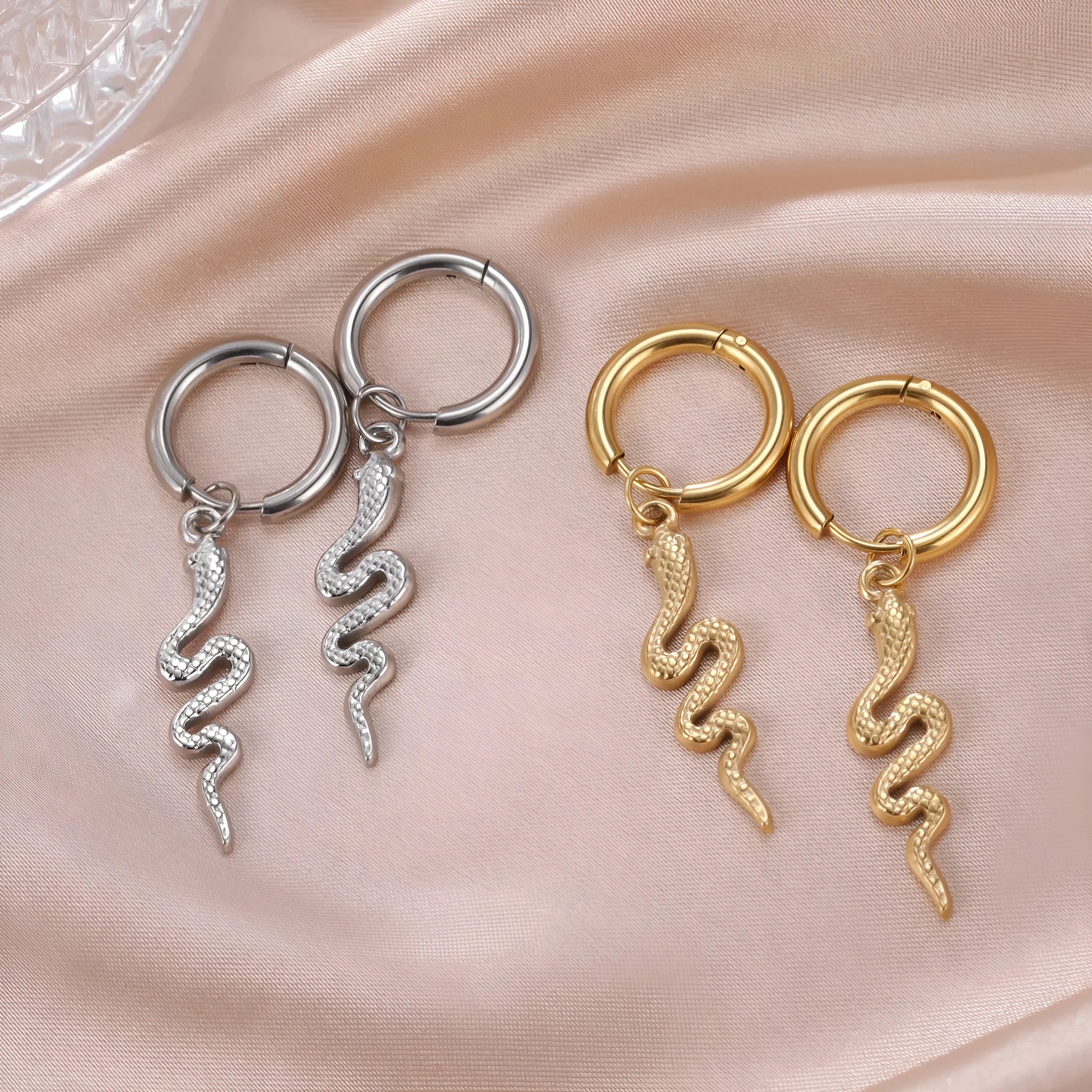 Snake-shaped vintage earrings with 18K gold-plated stainless steel construction in gold colour