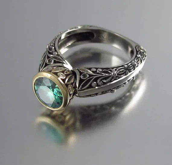 Flower-shaped gold-plated ring with green silver finish and vintage colour separation design