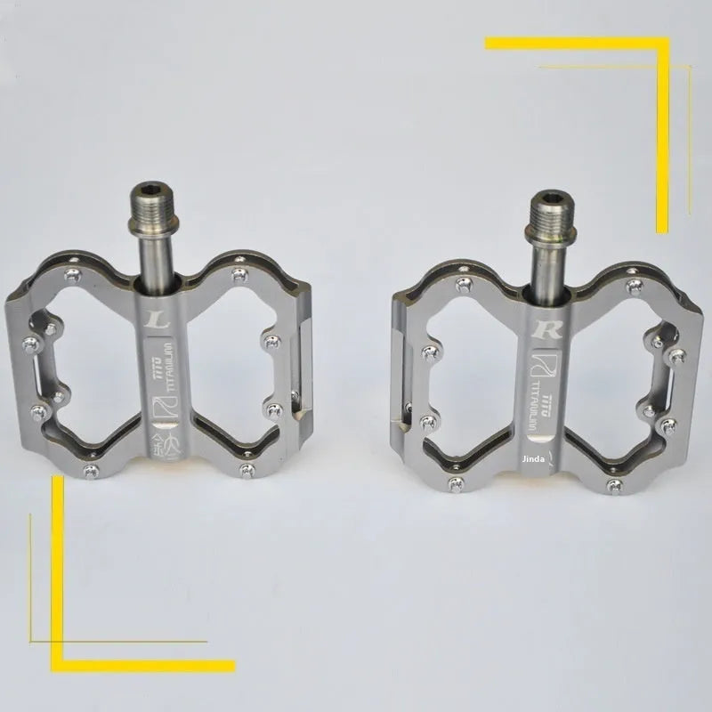 Titanium alloy and aluminium alloy pedal set for road and mountain bikes in black old style and titanium old style