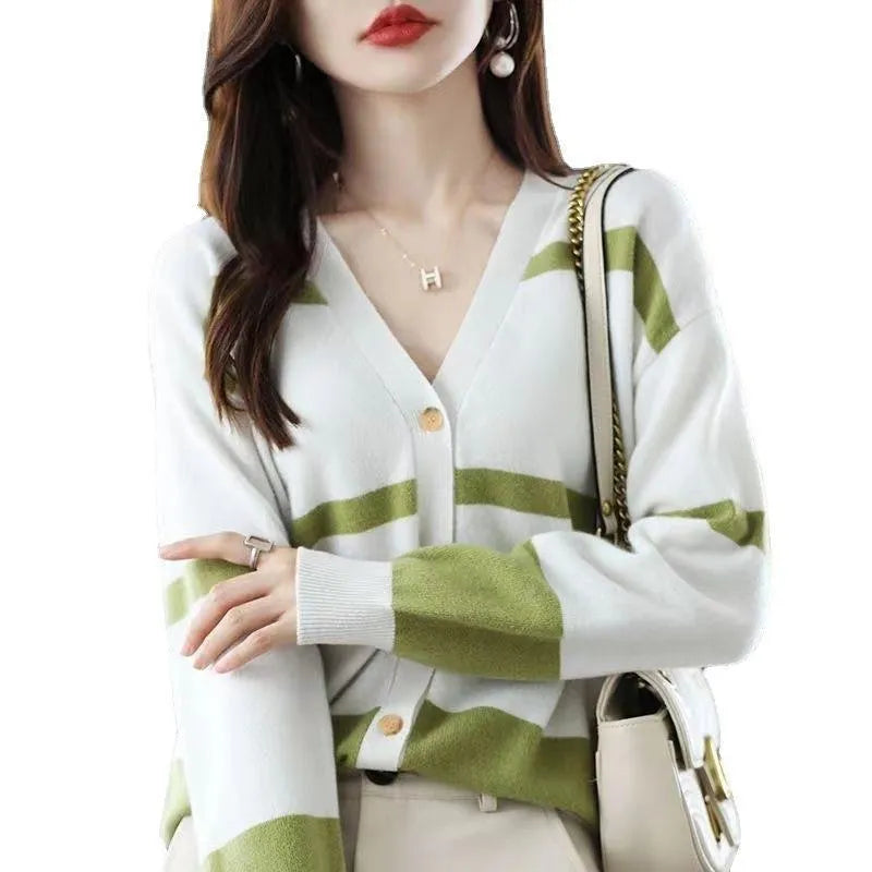 Women's slim fit V-neck cardigan with black and white 3D stripe pattern