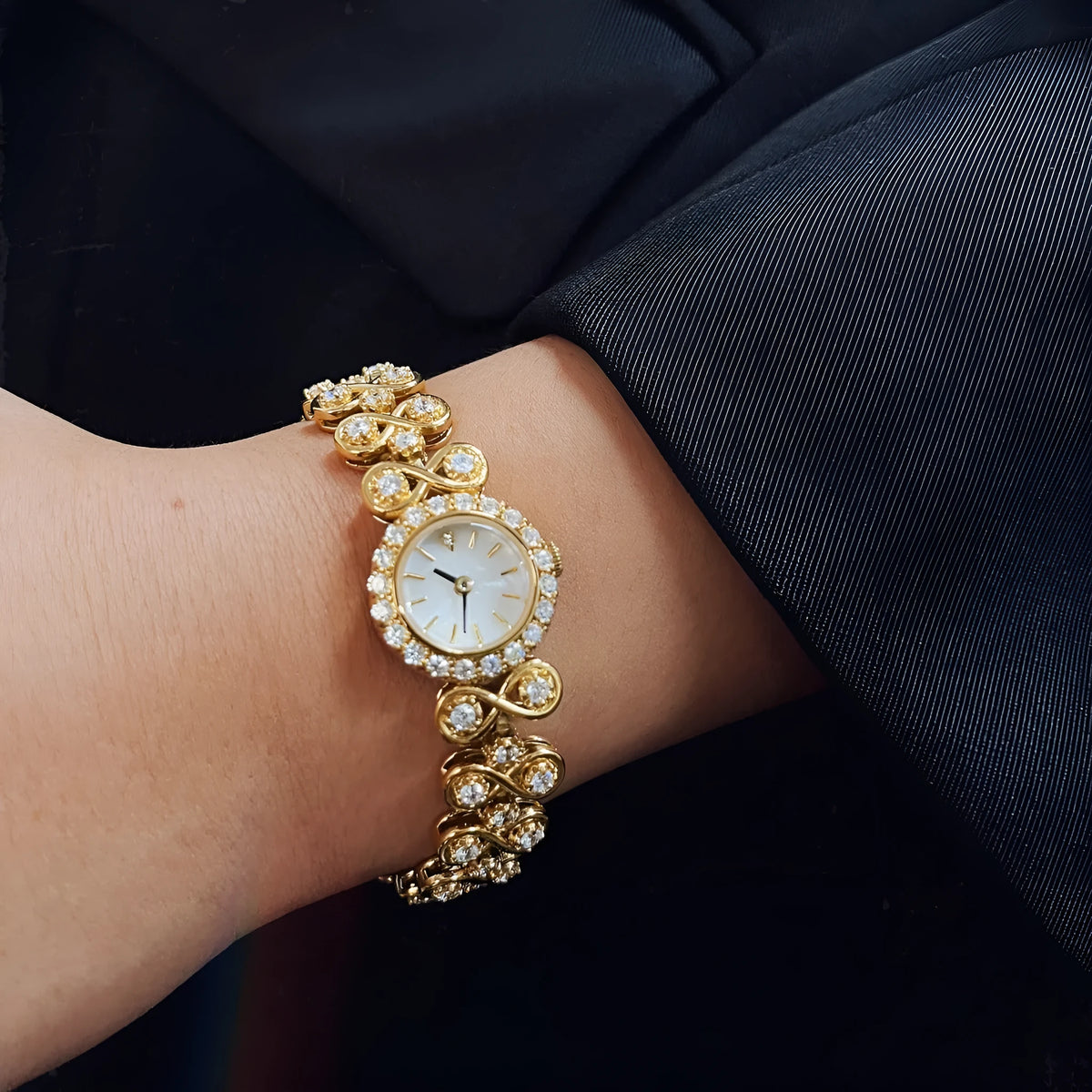 Women's antique jewellery quartz watch with 2cm dial, gold or silver 316 stainless steel strap and synthetic sapphire mirror.