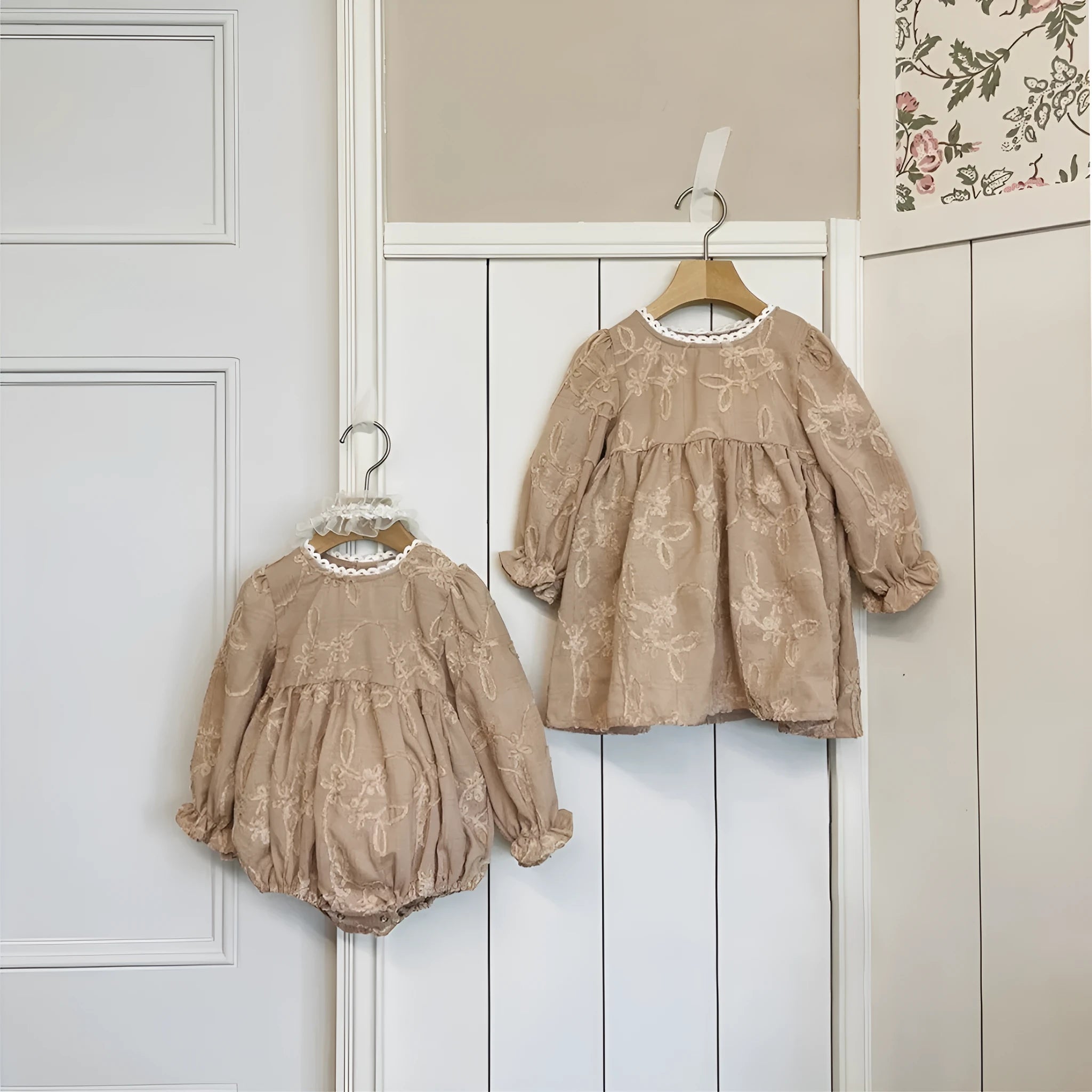 Girl infant stereo lace princess dress in beige, suitable for 66cm to 100cm heights, polyester fibre fabric