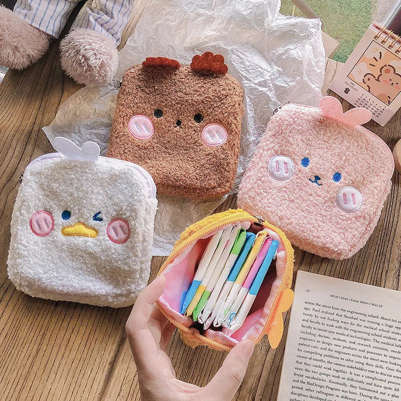 Sanitary napkin storage bag in non-woven fabric and flannel, 13 x 13 x 1.5cm, with animal-themed colour options.