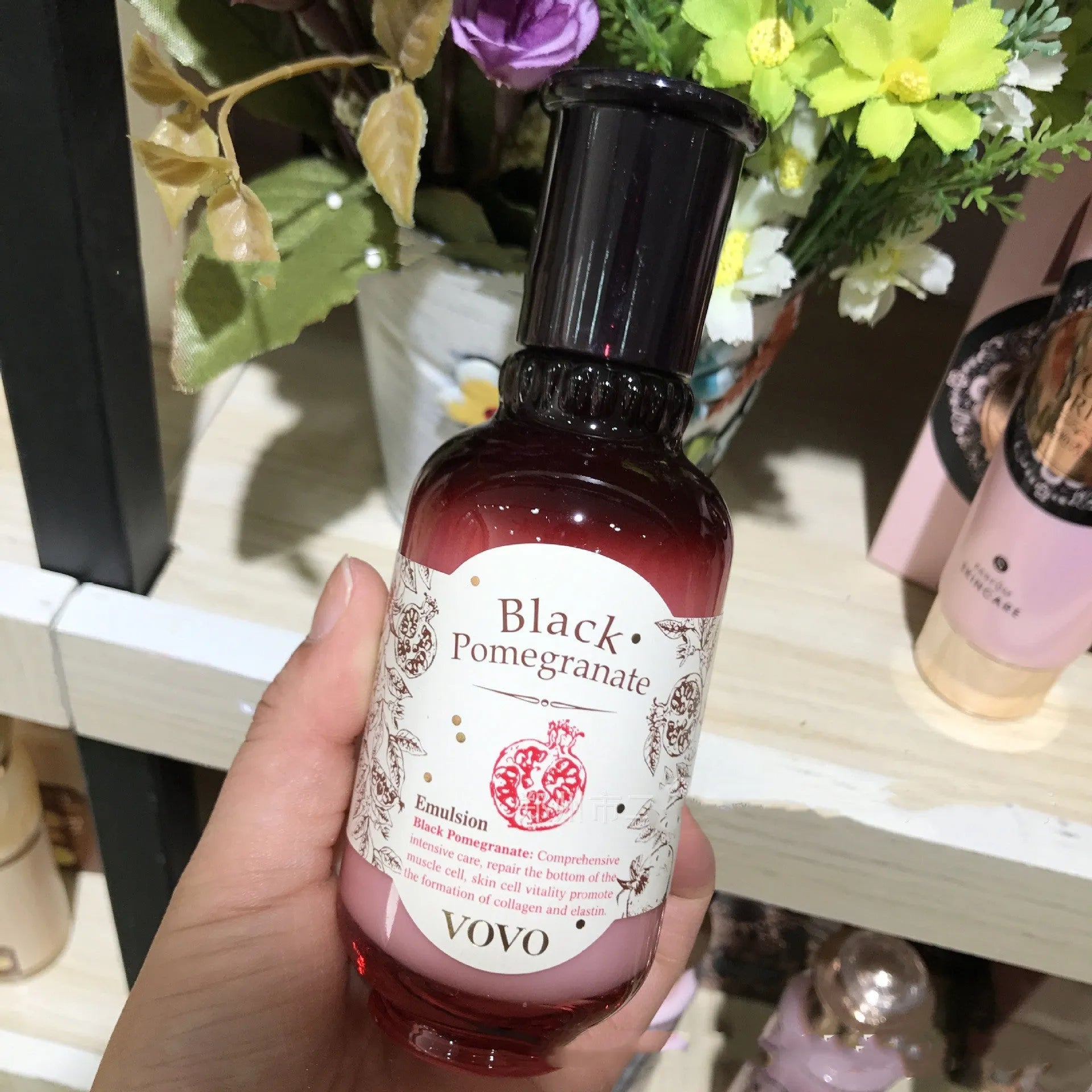 Pomegranate skincare moisturising water bottle with extract for facial hydration