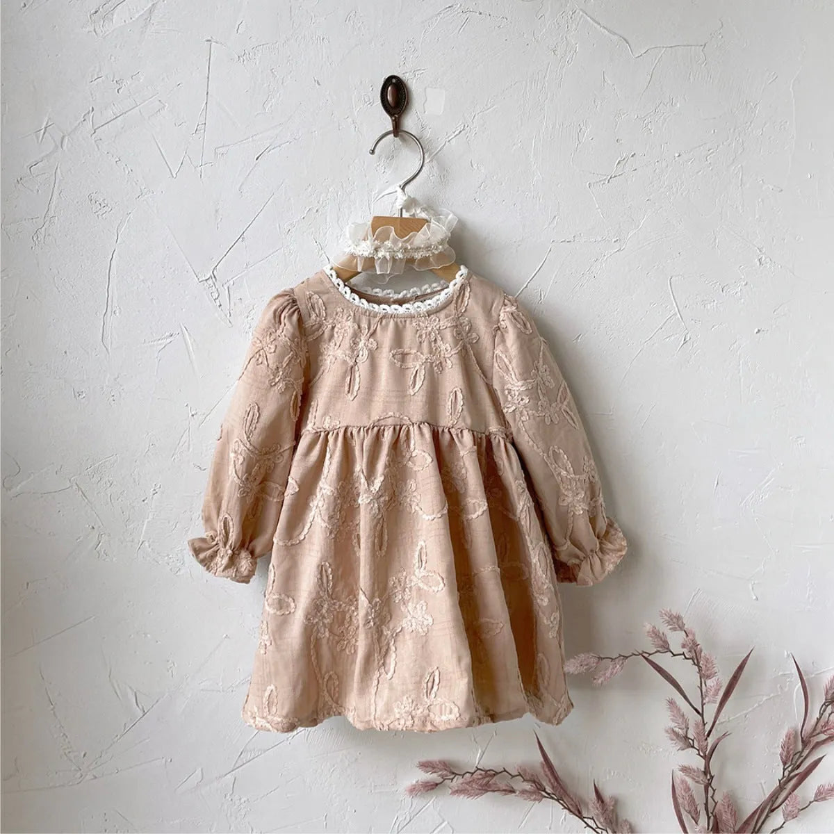Girl infant stereo lace princess dress in beige, suitable for 66cm to 100cm heights, polyester fibre fabric