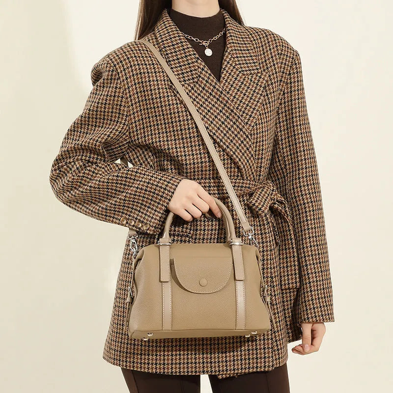 Genuine leather ladies' shoulder bag with stitching details and lock fastening in three colour options