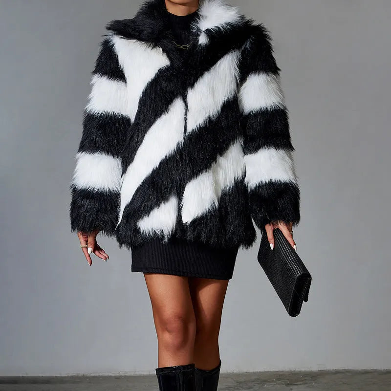 Women's mid-length coat in contrasting colours with a faux fur collar.