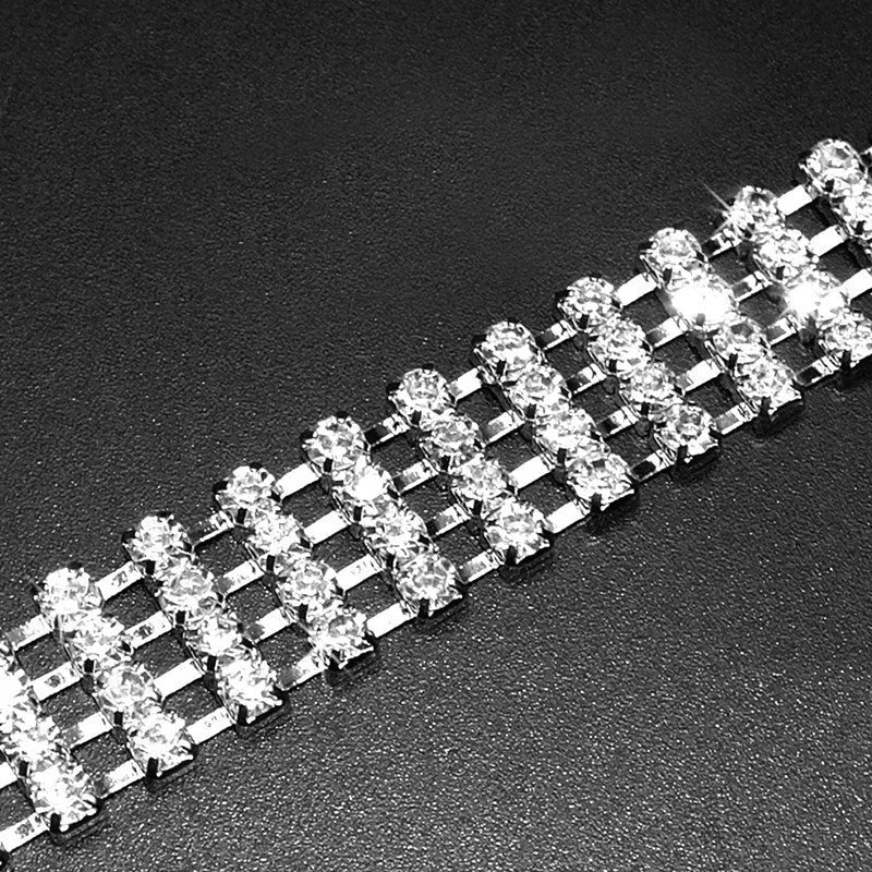 Four-row rhinestone pet collar with heart-shaped chain for dogs and cats in white colour