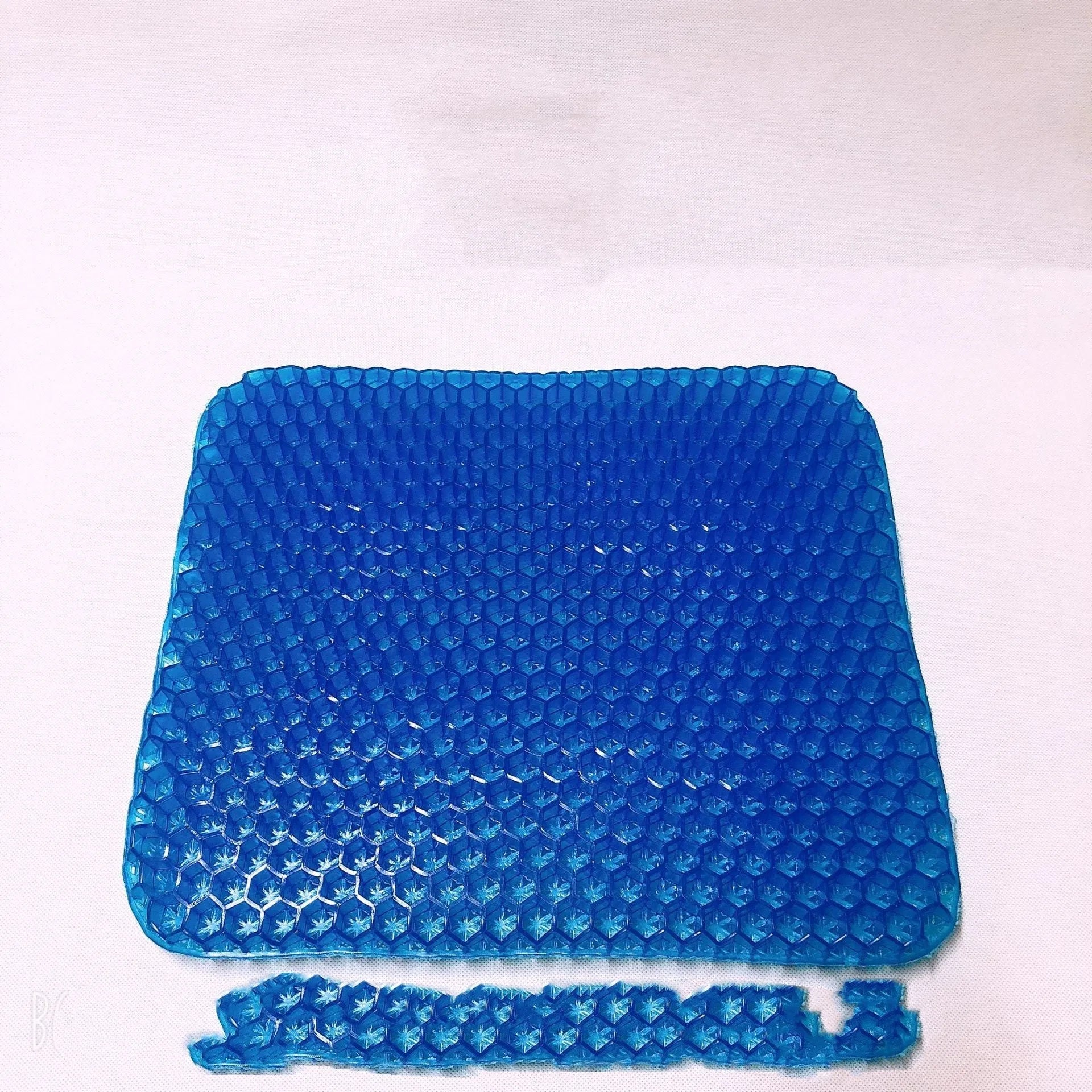 Solid colour gel seat cushion showing honeycomb cooling design and removable PVC cover