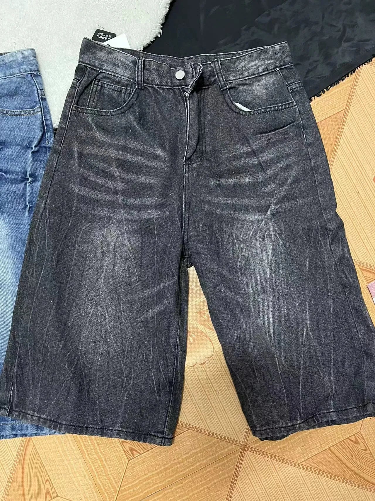 Men's loose fit washed denim shorts in straight-leg retro style