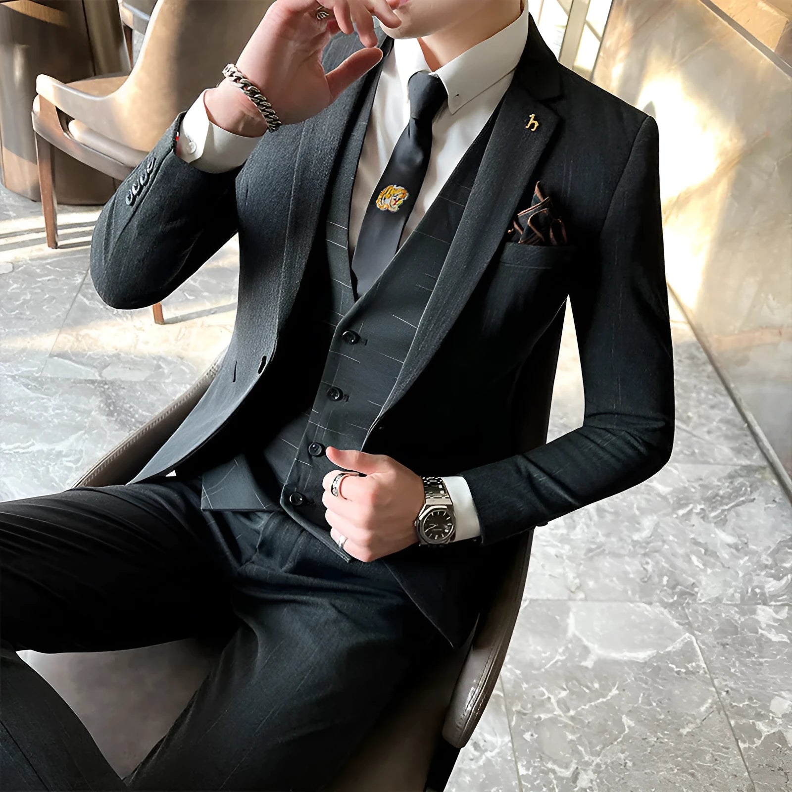 Men's slim fit business suit in British casual style with cotton blend fabric
