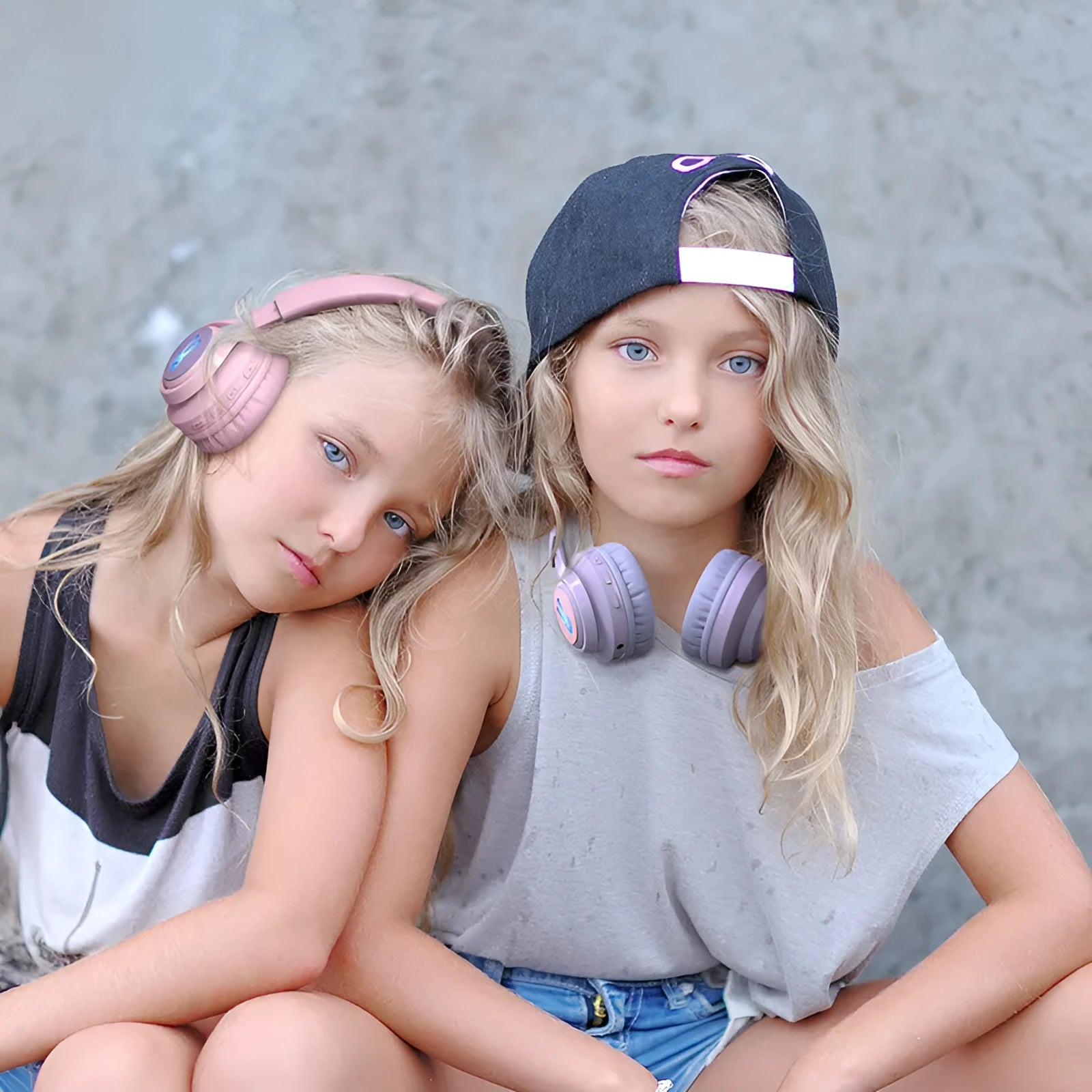 Wireless children's headphones with LED RGB lighting in bunny pink colour
