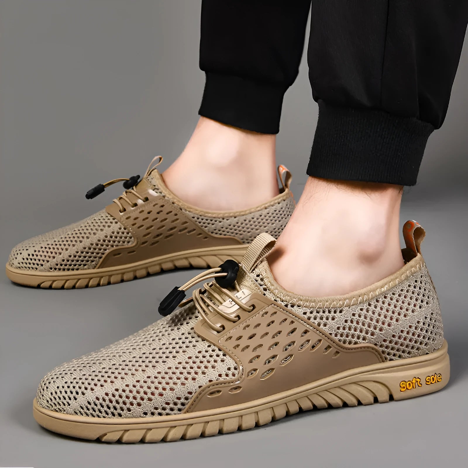 Men's casual breathable summer shoes in mesh with elastic band, shown in sand colour