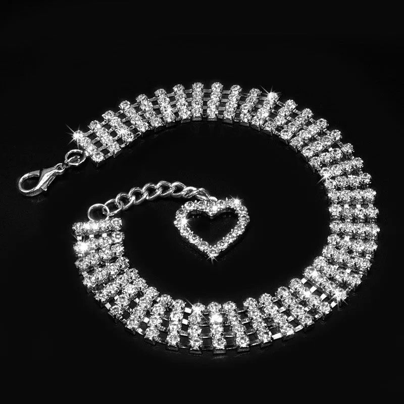 Four-row rhinestone pet collar with heart-shaped chain for dogs and cats in white colour