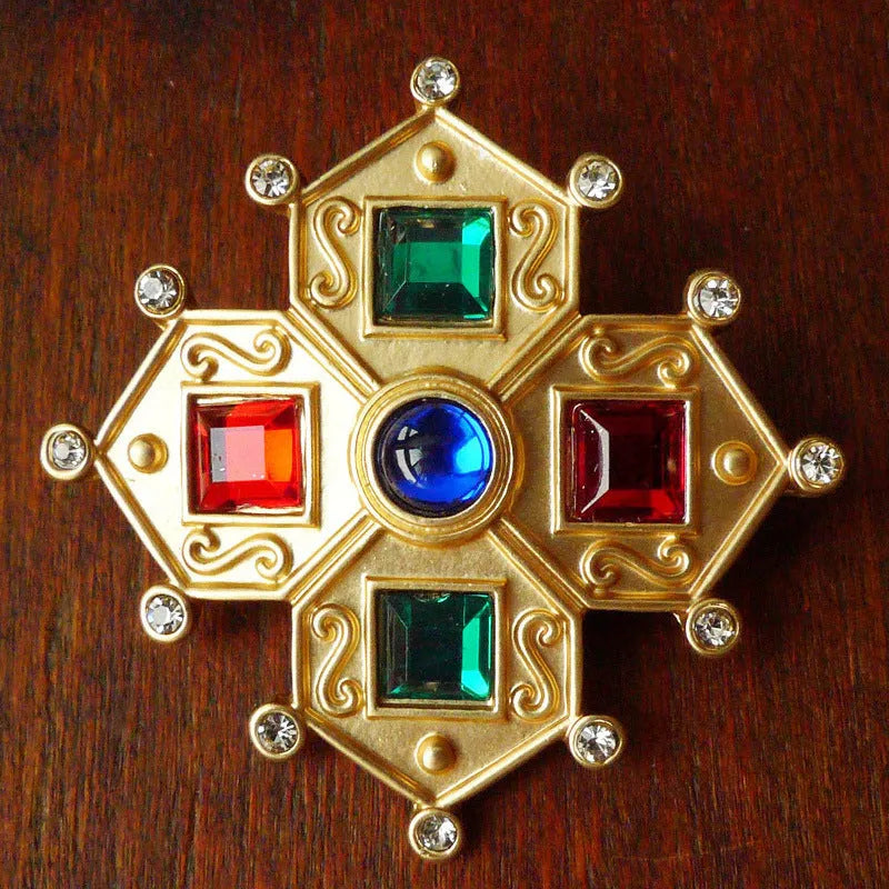 Baroque vintage diamond-shaped brooch in zinc alloy with eight size options displayed