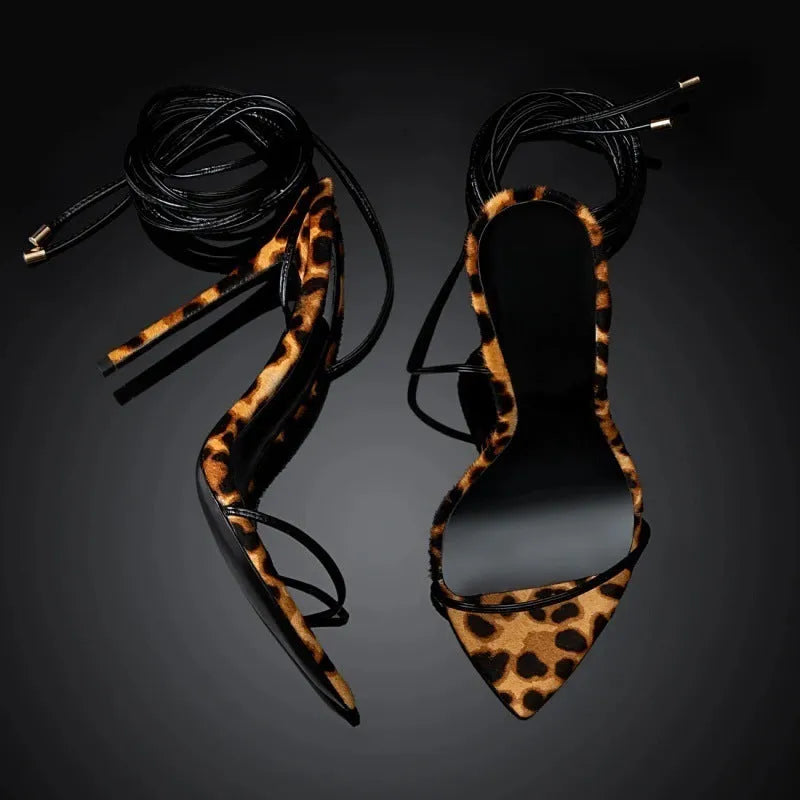 Leopard print women's sandals with pointed toe and buckle fastening on rubber sole