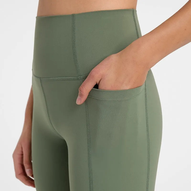 Solid colour women's sports shorts in a fifth pants length with a tight fit.