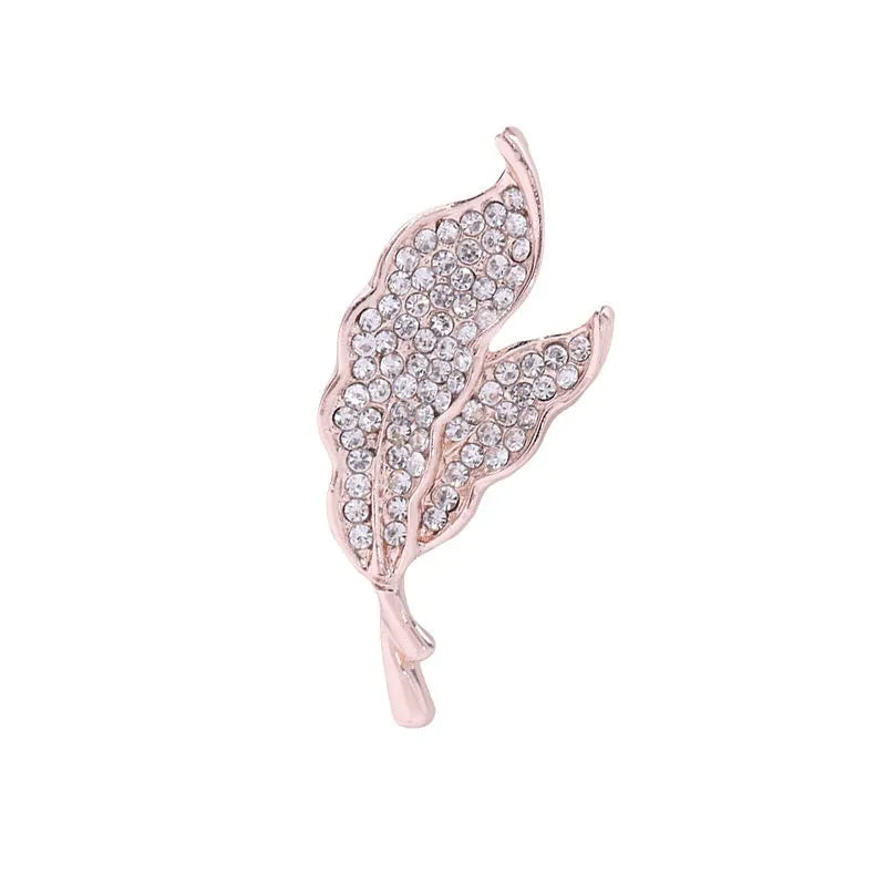 Minimalist pearl floral brooch with diamond inlay on alloy base, sweet and cool style for women