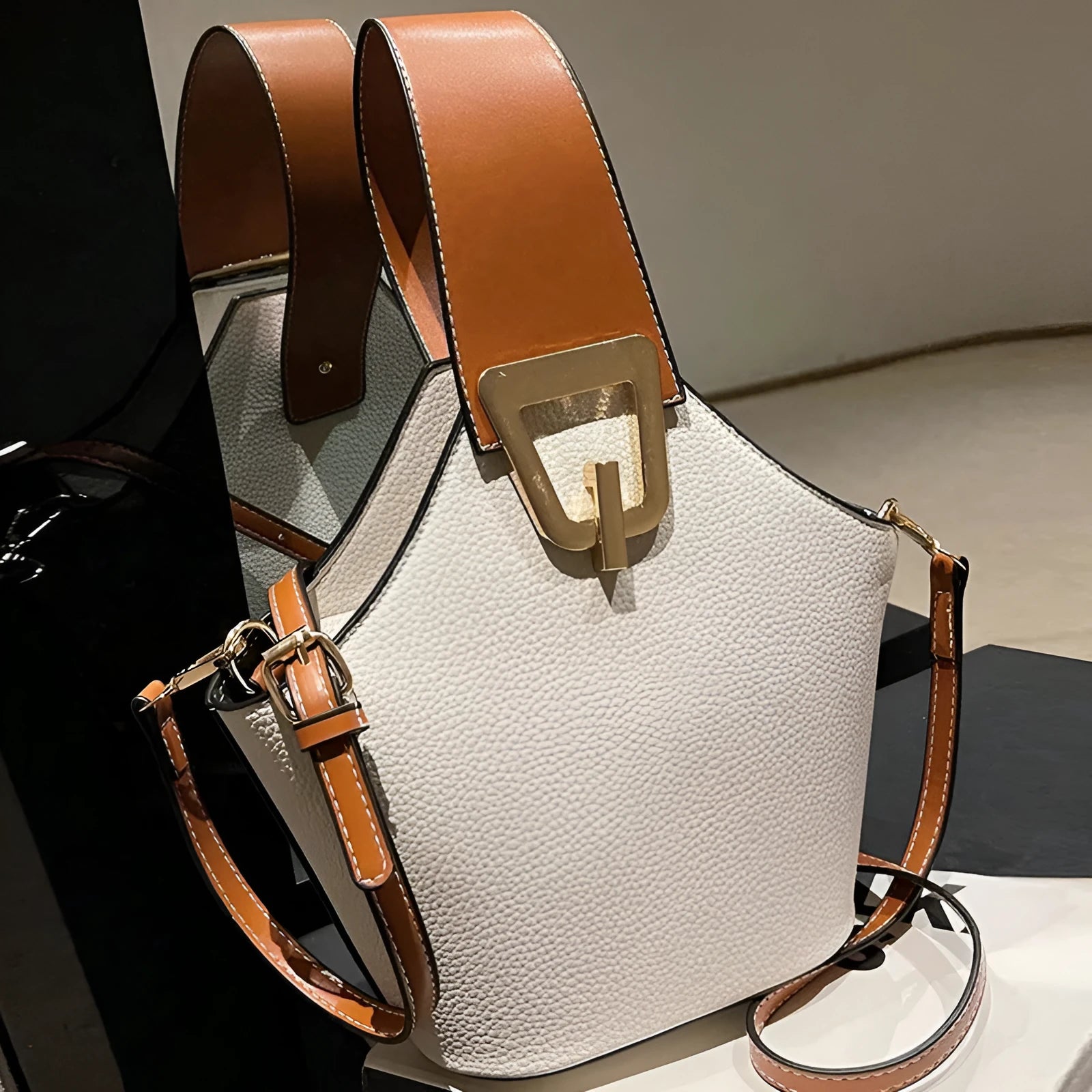 Light luxury commuter crossbody women's basket bag in PU leather bucket shape with internal phone pocket