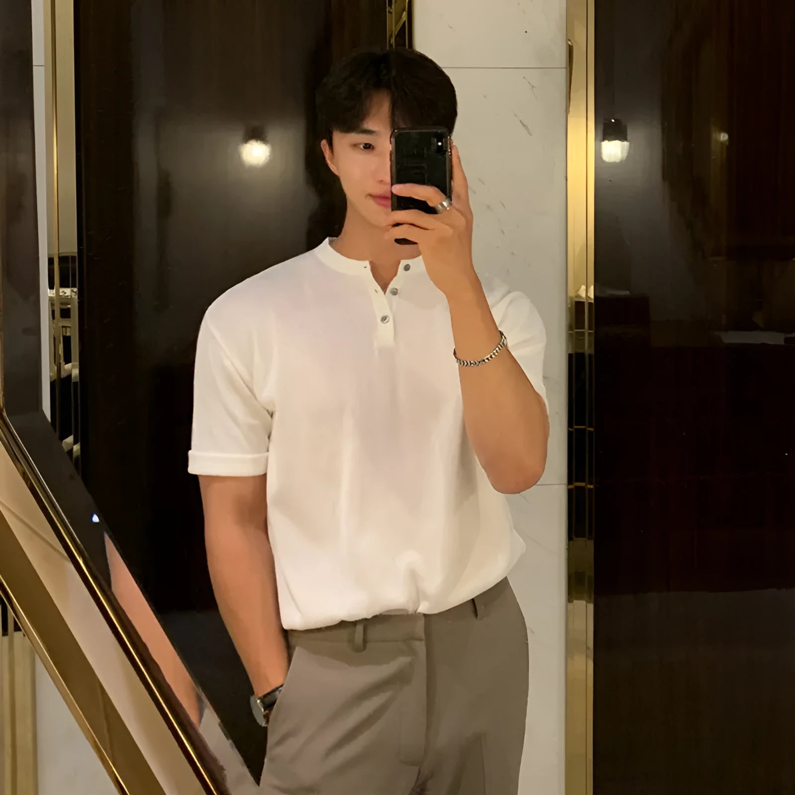 Man wearing a black slim-fit short-sleeved knitted ice silk shirt