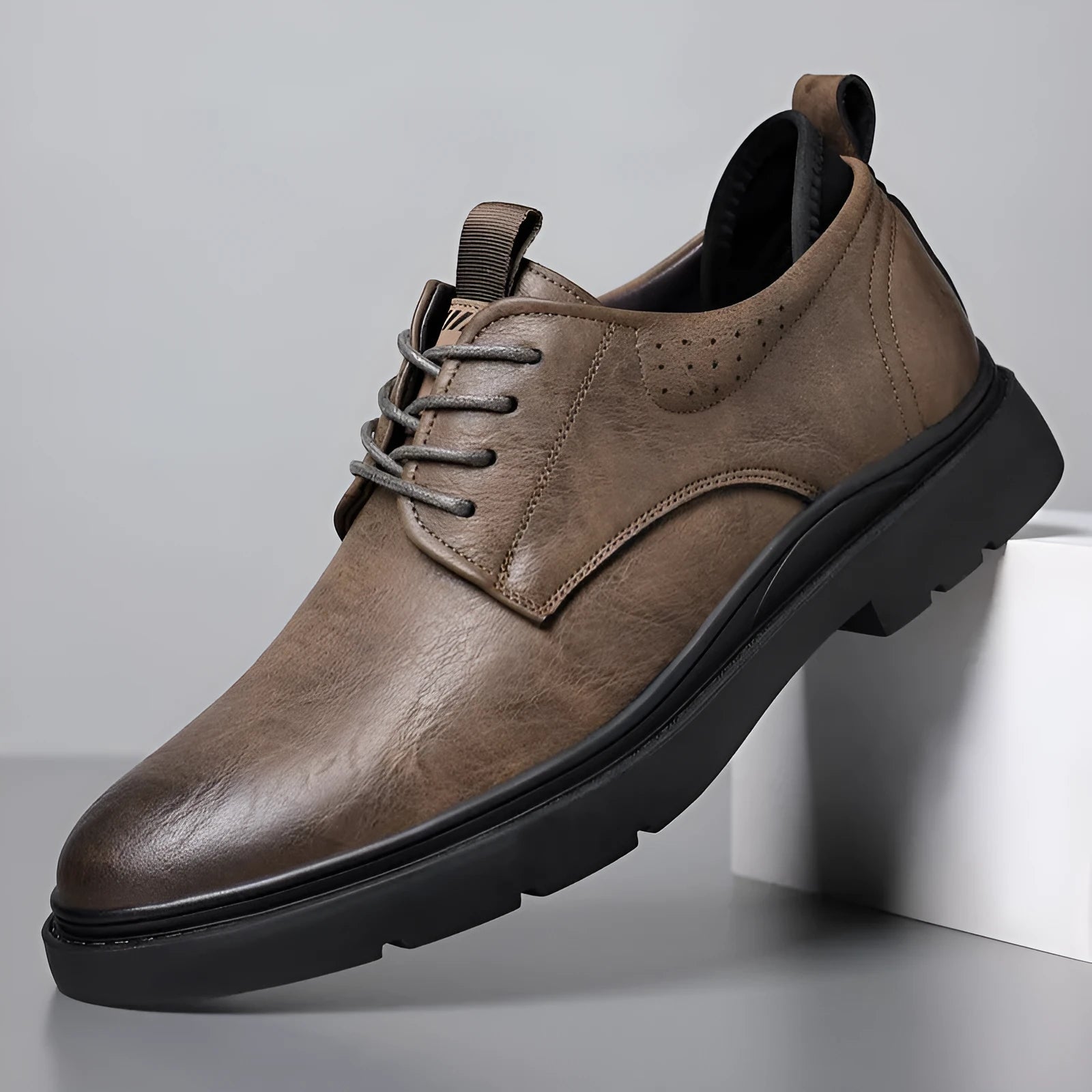 Men's black leather casual sneakers with sewing line detail and a rubber sole.