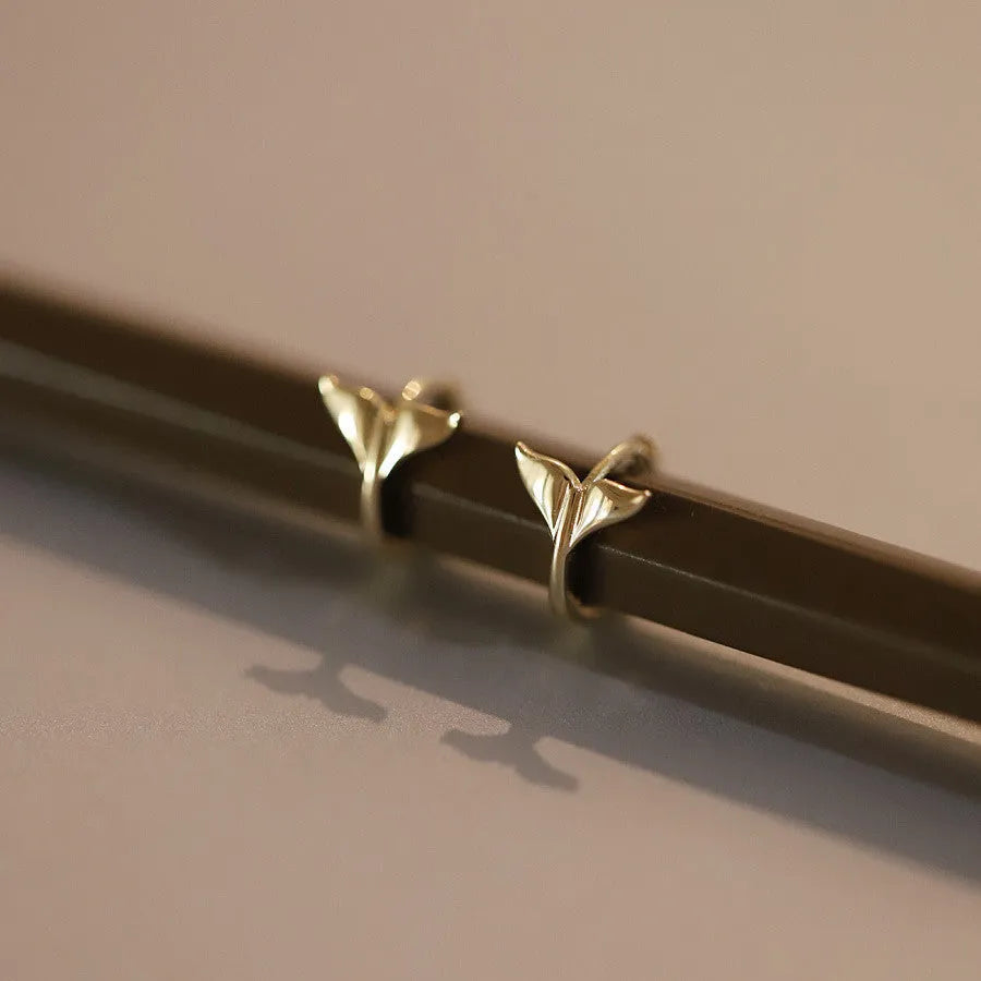 A pair of smooth fishtail earrings in gold colour, made from 925 sterling silver with 14k gold plating.