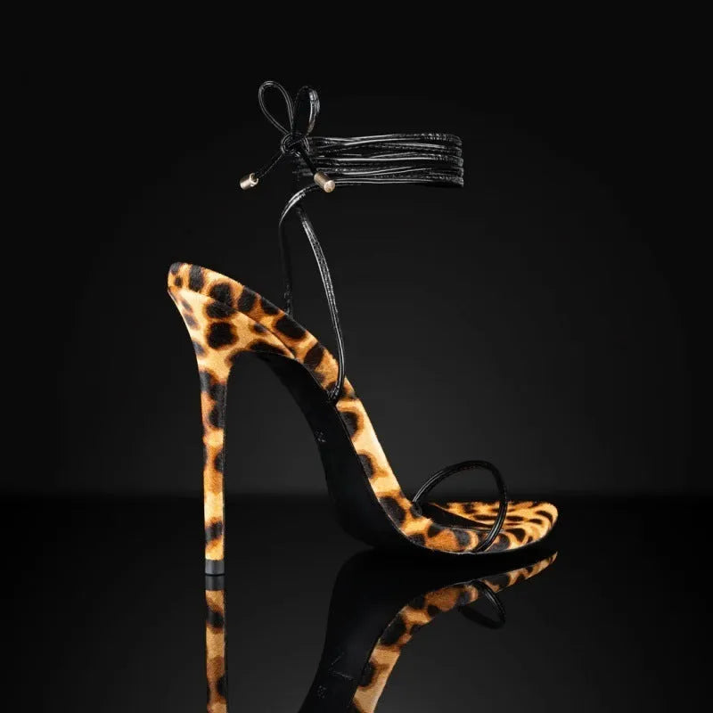 Leopard print women's sandals with pointed toe and buckle fastening on rubber sole