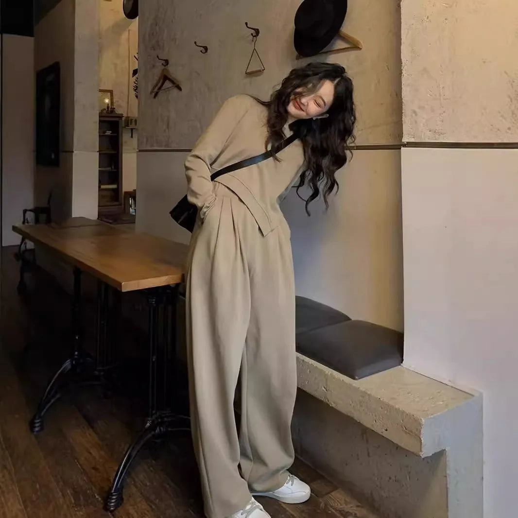Women's loose-fitting khaki sports suit set with long sleeves and trousers in Japanese Korean style.