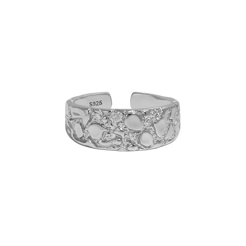 Women's adjustable silver ring with hammered texture in white gold colour